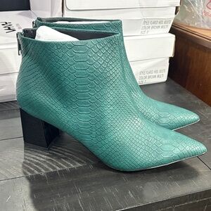VHNY Green Textured Ankle Boots - new without box